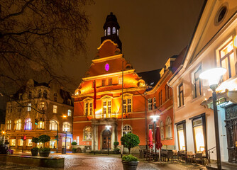 Altes Rathaus am Werdener Markt in der Stadt Essen-Werden, beleuchtet am Abend