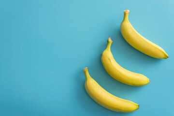 Grupo de plátanos frescos estilo minimalista sobre fondo azul, publicación para redes sociales