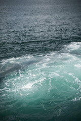 Obraz premium Clear sea water with ship trail on its surface. Summer vacation concept