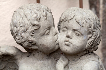 Zwei Engel die sich küssen als kleine Figur aus Stein