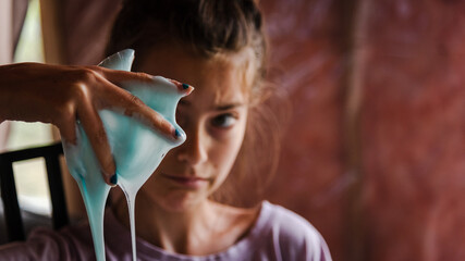 jeu pour enfant fait maison, Slime bleu fait main, fabriqué à la maison