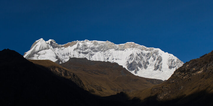 Cara Este Del Huascaran / Montaña Huascaran  O Nevado Huascarán En La Cordillera Blanca En Huaraz, Ancash - Perú.