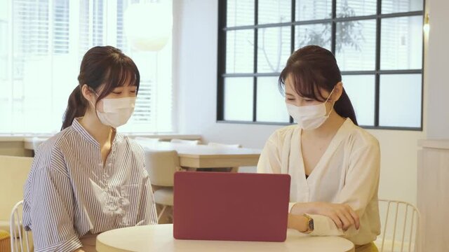 マスクを着用して働く女性
