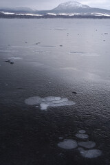 極寒の冬に結氷した湖のアイスバブル。