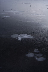 極寒の冬に結氷した湖のアイスバブル。