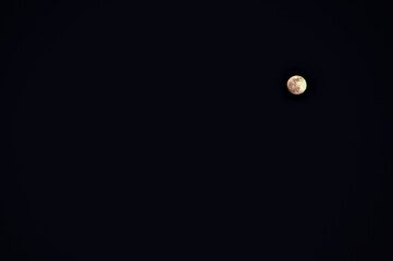 夜空に光る満月