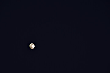 夜空に光る満月