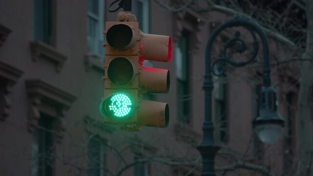 dusk traffic light goes from green to red