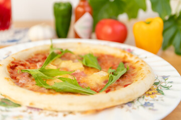 テーブルの上のピザと野菜