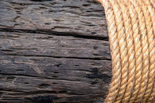 Premium PSD  Closeup of wooden structure with thick rope isolated on  transparent background
