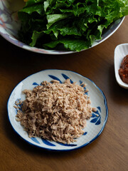 도자기 접시에 담긴 통조림 참치
