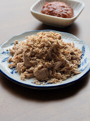 도자기 접시에 담긴 통조림 참치
