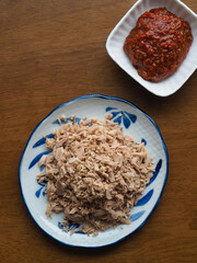 도자기 접시에 담긴 통조림 참치
