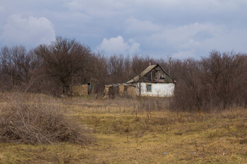 Obraz premium Old abandoned house on the outskirts of the village