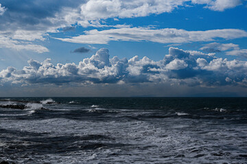 海と空と波と
