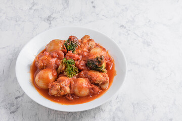 手羽元と小玉葱のトマト煮込み