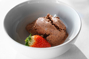 チョコレートアイスクリームと苺