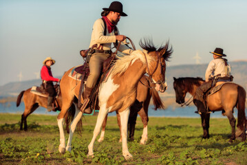Obraz premium Western cowboys riding horses 