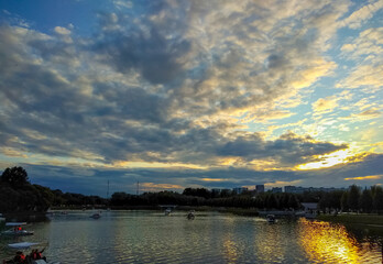 Naklejka premium Landscape of the reservoir. Recreation and entertainment area. Beautiful panorama of clouds in the sky.