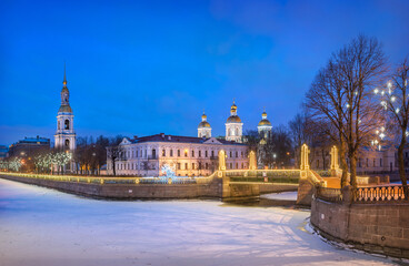Obraz premium St. Nicholas Naval Cathedral and festive stars on a tree in St. Petersburg and Kryukov Canal