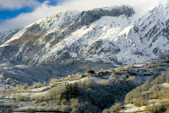 Nice snowy view of the Sierra del Aramo, located between the councils of Riosa and Quiros and that is included in the so-called central mountain of Asturias.The town seen in the photo is Muriellos.