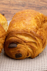 plusieurs pains au chocolat sur une table