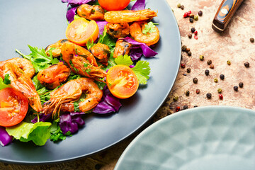 Shrimp salad with tomato and herbs