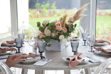 Served table. hall for banquets and weddings. The table in the restaurant is beautifully decorated. Romantic atmosphere in the cafe.