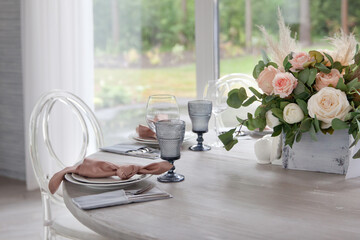 Served table. hall for banquets and weddings. The table in the restaurant is beautifully decorated. Romantic atmosphere in the cafe.