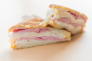 Sandwich monte cristo raspberry close up