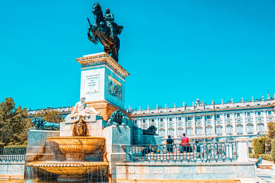 Statue of Reinando Isabel Segunda de Borbon, behind it is Roal P