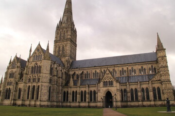 Obraz premium Salisbury cathedral cloudy
