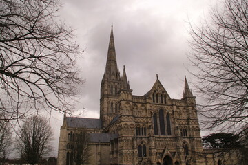 Fototapeta na wymiar Salisbury cathedral with cloudy sky