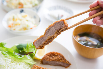 食事　とんかつ　和食の家庭料理