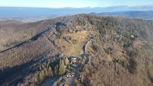 g&oacute;ry zimą z lotu ptaka, Beskid Śląski, R&oacute;wnica w Ustroniu. Polska