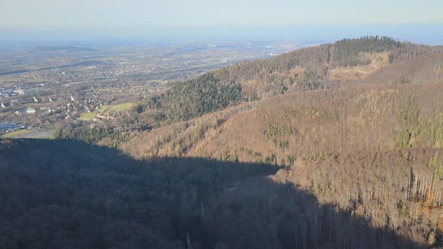 g&oacute;ry zimą z lotu ptaka, Beskid Śląski, R&oacute;wnica w Ustroniu. Polska