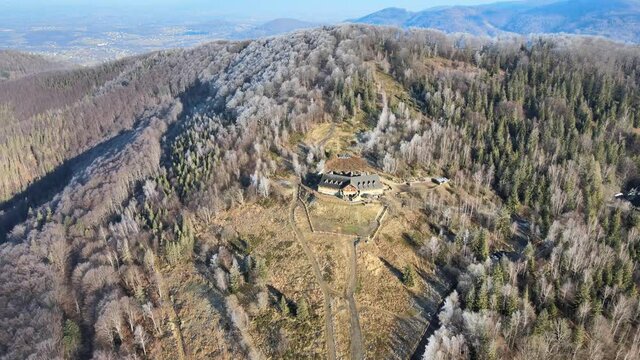 g&oacute;ry zimą z lotu ptaka, Beskid Śląski, R&oacute;wnica w Ustroniu. Polska