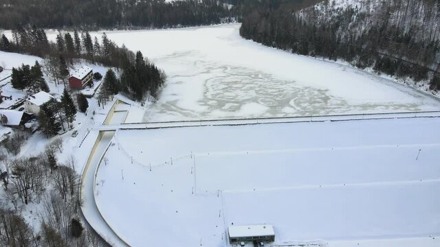 Wisła Czarne, zalew Czernieński, połączenie Białej i Czarnej Wisełki. Początek rzeki Wisła w zimie z lotu ptaka