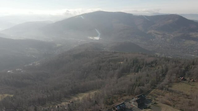 g&oacute;ry zimą z lotu ptaka, Beskid Śląski, R&oacute;wnica w Ustroniu. Polska