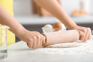 Obraz na płótnie Canvas Woman making dough in kitchen