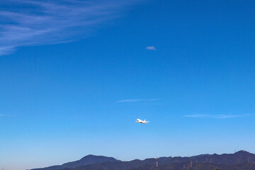 青空へ飛び立つ飛行機