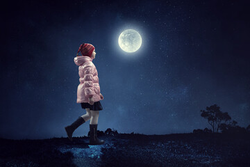 Obraz premium Little girl walking at night alone