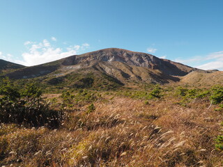 秋の浄土平湿原と一切経山