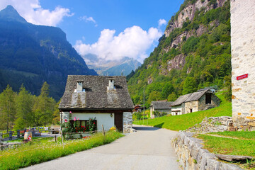 Fototapeta na wymiar typische Häuser in Sonogno im Verzascatal, Tessin in der Schweiz - typical houses in Sonogno in the Verzasca Valley, Ticino in Switzerland