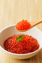いくらの醤油漬けをスプーンで持ち上げる　Japanese soy sauce with the salmon roe