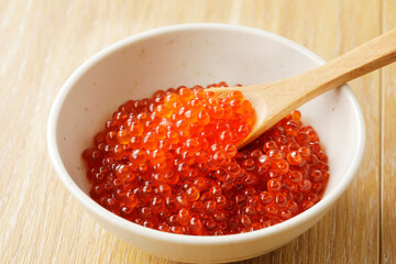 いくらの醤油漬けをスプーンで持ち上げる　Japanese soy sauce with the salmon roe