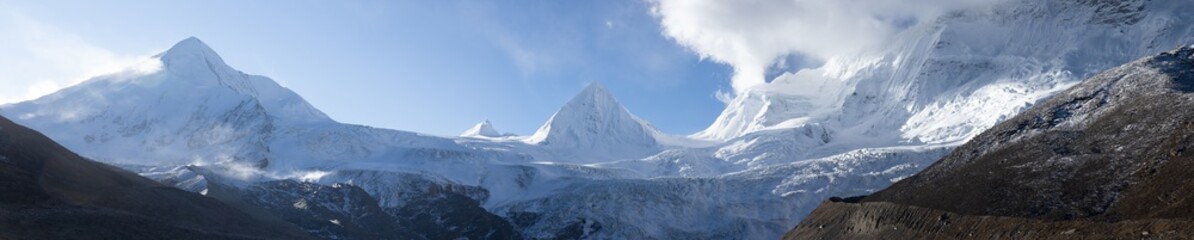 Obraz premium Panorama view of beautiful snow mountains in Tibet,China