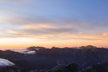 夕暮れの槍ヶ岳から見る裏銀座縦走路方面