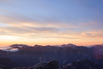 夕暮れの槍ヶ岳から見る裏銀座縦走路方面