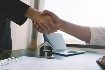 Buyers and real estate agents have agreed to buy and sell by holding hands to rent or buy a house...